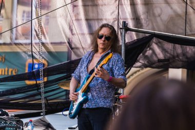 Wroclaw, Polonya - Mayıs 12023: Gitar Guinness Dünya Rekoru 2023 'ün ana sahnesinde sanatçılar ve gitaristler, rekor 7967 gitarla pazar meydanında yenildi