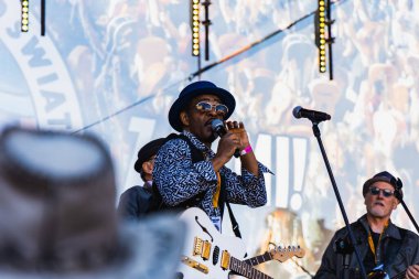 Wroclaw, Polonya - Mayıs 12023: Gitar Guinness Dünya Rekoru 2023 'ün ana sahnesinde sanatçılar ve gitaristler, rekor 7967 gitarla pazar meydanında yenildi