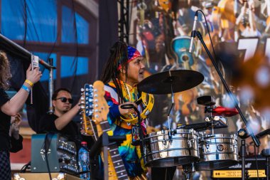 Wroclaw, Polonya - Mayıs 12023: Gitar Guinness Dünya Rekoru 2023 'ün ana sahnesinde sanatçılar ve gitaristler, rekor 7967 gitarla pazar meydanında yenildi