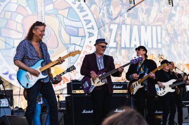 Wroclaw, Polonya - Mayıs 12023: Gitar Guinness Dünya Rekoru 2023 'ün ana sahnesinde sanatçılar ve gitaristler, rekor 7967 gitarla pazar meydanında yenildi