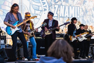 Wroclaw, Polonya - Mayıs 12023: Gitar Guinness Dünya Rekoru 2023 'ün ana sahnesinde sanatçılar ve gitaristler, rekor 7967 gitarla pazar meydanında yenildi