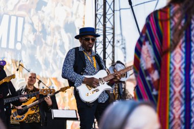 Wroclaw, Polonya - Mayıs 12023: Gitar Guinness Dünya Rekoru 2023 'ün ana sahnesinde sanatçılar ve gitaristler, rekor 7967 gitarla pazar meydanında yenildi