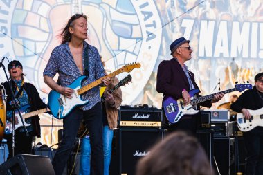 Wroclaw, Polonya - Mayıs 12023: Gitar Guinness Dünya Rekoru 2023 'ün ana sahnesinde sanatçılar ve gitaristler, rekor 7967 gitarla pazar meydanında yenildi