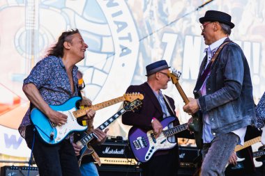 Wroclaw, Polonya - Mayıs 12023: Gitar Guinness Dünya Rekoru 2023 'ün ana sahnesinde sanatçılar ve gitaristler, rekor 7967 gitarla pazar meydanında yenildi