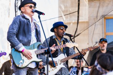 Wroclaw, Polonya - Mayıs 12023: Gitar Guinness Dünya Rekoru 2023 'ün ana sahnesinde sanatçılar ve gitaristler, rekor 7967 gitarla pazar meydanında yenildi