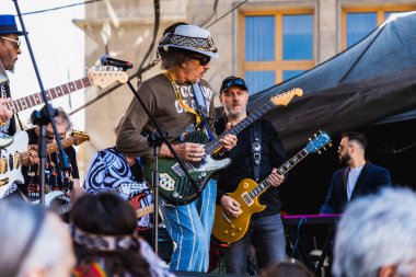 Wroclaw, Polonya - Mayıs 12023: Gitar Guinness Dünya Rekoru 2023 'ün ana sahnesinde sanatçılar ve gitaristler, rekor 7967 gitarla pazar meydanında yenildi