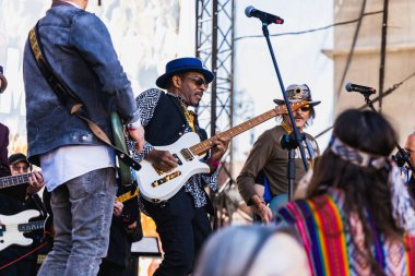 Wroclaw, Polonya - Mayıs 12023: Gitar Guinness Dünya Rekoru 2023 'ün ana sahnesinde sanatçılar ve gitaristler, rekor 7967 gitarla pazar meydanında yenildi