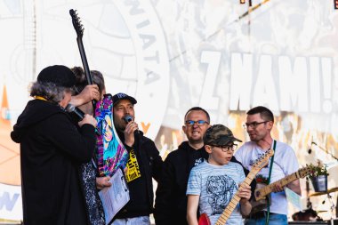 Wroclaw, Polonya - Mayıs 12023: Gitar Guinness Dünya Rekoru 2023 'ün ana sahnesinde sanatçılar ve gitaristler, rekor 7967 gitarla pazar meydanında yenildi