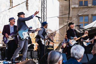 Wroclaw, Polonya - Mayıs 12023: Gitar Guinness Dünya Rekoru 2023 'ün ana sahnesinde sanatçılar ve gitaristler, rekor 7967 gitarla pazar meydanında yenildi