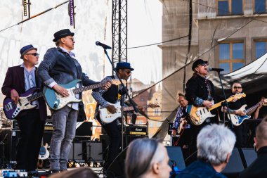 Wroclaw, Polonya - Mayıs 12023: Gitar Guinness Dünya Rekoru 2023 'ün ana sahnesinde sanatçılar ve gitaristler, rekor 7967 gitarla pazar meydanında yenildi