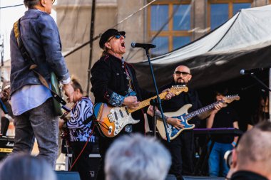 Wroclaw, Polonya - Mayıs 12023: Gitar Guinness Dünya Rekoru 2023 'ün ana sahnesinde sanatçılar ve gitaristler, rekor 7967 gitarla pazar meydanında yenildi