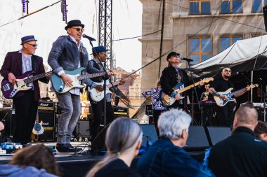 Wroclaw, Polonya - Mayıs 12023: Gitar Guinness Dünya Rekoru 2023 'ün ana sahnesinde sanatçılar ve gitaristler, rekor 7967 gitarla pazar meydanında yenildi