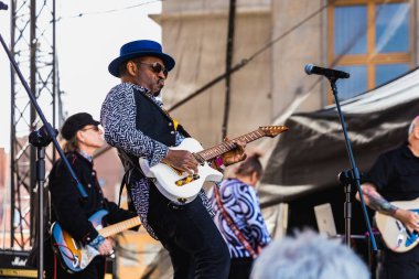 Wroclaw, Polonya - Mayıs 12023: Gitar Guinness Dünya Rekoru 2023 'ün ana sahnesinde sanatçılar ve gitaristler, rekor 7967 gitarla pazar meydanında yenildi