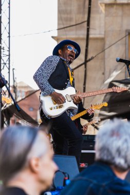 Wroclaw, Polonya - Mayıs 12023: Gitar Guinness Dünya Rekoru 2023 'ün ana sahnesinde sanatçılar ve gitaristler, rekor 7967 gitarla pazar meydanında yenildi