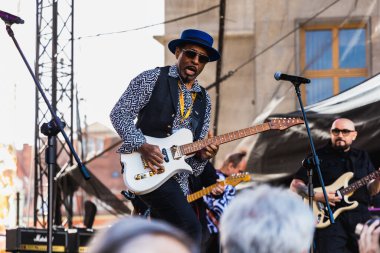 Wroclaw, Polonya - Mayıs 12023: Gitar Guinness Dünya Rekoru 2023 'ün ana sahnesinde sanatçılar ve gitaristler, rekor 7967 gitarla pazar meydanında yenildi