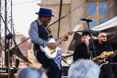 Wroclaw, Polonya - Mayıs 12023: Gitar Guinness Dünya Rekoru 2023 'ün ana sahnesinde sanatçılar ve gitaristler, rekor 7967 gitarla pazar meydanında yenildi