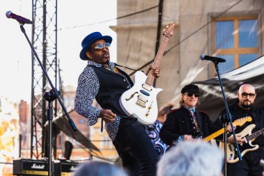 Wroclaw, Polonya - Mayıs 12023: Gitar Guinness Dünya Rekoru 2023 'ün ana sahnesinde sanatçılar ve gitaristler, rekor 7967 gitarla pazar meydanında yenildi