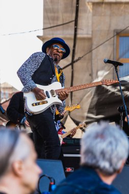 Wroclaw, Polonya - Mayıs 12023: Gitar Guinness Dünya Rekoru 2023 'ün ana sahnesinde sanatçılar ve gitaristler, rekor 7967 gitarla pazar meydanında yenildi