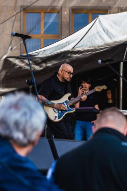 Wroclaw, Polonya - Mayıs 12023: Gitar Guinness Dünya Rekoru 2023 'ün ana sahnesinde sanatçılar ve gitaristler, rekor 7967 gitarla pazar meydanında yenildi