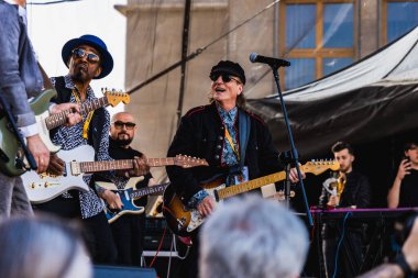 Wroclaw, Polonya - Mayıs 12023: Gitar Guinness Dünya Rekoru 2023 'ün ana sahnesinde sanatçılar ve gitaristler, rekor 7967 gitarla pazar meydanında yenildi