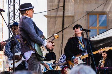 Wroclaw, Polonya - Mayıs 12023: Gitar Guinness Dünya Rekoru 2023 'ün ana sahnesinde sanatçılar ve gitaristler, rekor 7967 gitarla pazar meydanında yenildi