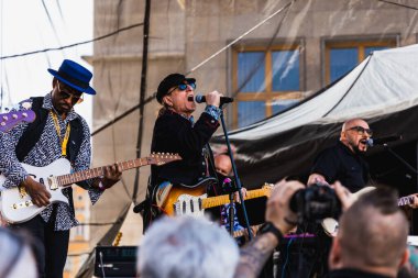 Wroclaw, Polonya - Mayıs 12023: Gitar Guinness Dünya Rekoru 2023 'ün ana sahnesinde sanatçılar ve gitaristler, rekor 7967 gitarla pazar meydanında yenildi