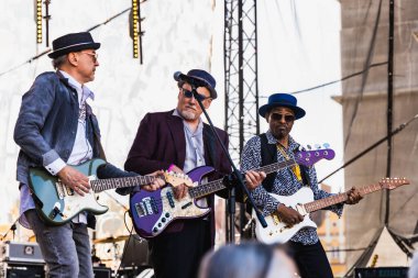 Wroclaw, Polonya - Mayıs 12023: Gitar Guinness Dünya Rekoru 2023 'ün ana sahnesinde sanatçılar ve gitaristler, rekor 7967 gitarla pazar meydanında yenildi