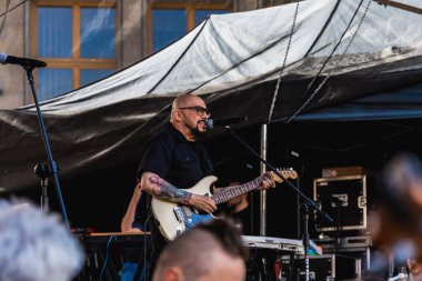 Wroclaw, Polonya - Mayıs 12023: Gitar Guinness Dünya Rekoru 2023 'ün ana sahnesinde sanatçılar ve gitaristler, rekor 7967 gitarla pazar meydanında yenildi