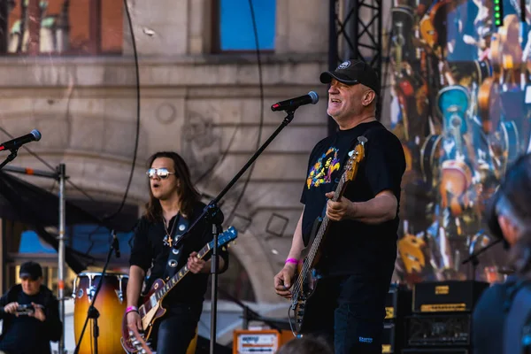 Wroclaw, Polonya - Mayıs 12023: Gitar Guinness Dünya Rekoru 2023 'ün ana sahnesinde sanatçılar ve gitaristler, rekor 7967 gitarla pazar meydanında yenildi