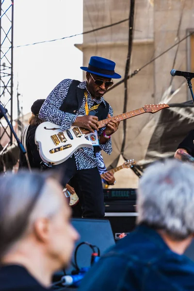 Wroclaw, Polonya - Mayıs 12023: Gitar Guinness Dünya Rekoru 2023 'ün ana sahnesinde sanatçılar ve gitaristler, rekor 7967 gitarla pazar meydanında yenildi