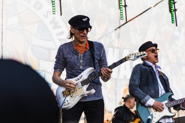 Wroclaw, Polonya - Mayıs 12023: Gitarist Steve Vai 'nin canlı performansı Gitar Guinness Dünya Rekoru 2023' te rekor 7967 gitarla pazar meydanında yenildi