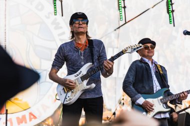 Wroclaw, Polonya - Mayıs 12023: Gitarist Steve Vai 'nin canlı performansı Gitar Guinness Dünya Rekoru 2023' te rekor 7967 gitarla pazar meydanında yenildi