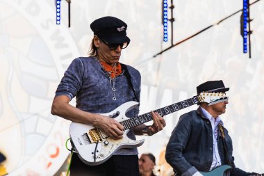 Wroclaw, Polonya - Mayıs 12023: Gitarist Steve Vai 'nin canlı performansı Gitar Guinness Dünya Rekoru 2023' te rekor 7967 gitarla pazar meydanında yenildi