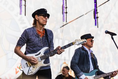 Wroclaw, Polonya - Mayıs 12023: Gitarist Steve Vai 'nin canlı performansı Gitar Guinness Dünya Rekoru 2023' te rekor 7967 gitarla pazar meydanında yenildi