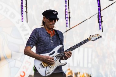 Wroclaw, Polonya - Mayıs 12023: Gitarist Steve Vai 'nin canlı performansı Gitar Guinness Dünya Rekoru 2023' te rekor 7967 gitarla pazar meydanında yenildi