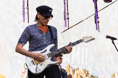 Wroclaw, Polonya - Mayıs 12023: Gitarist Steve Vai 'nin canlı performansı Gitar Guinness Dünya Rekoru 2023' te rekor 7967 gitarla pazar meydanında yenildi
