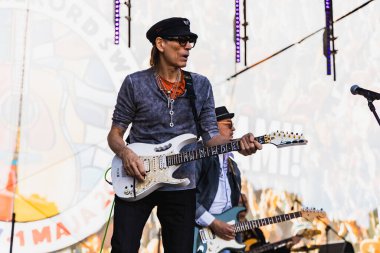 Wroclaw, Polonya - Mayıs 12023: Gitarist Steve Vai 'nin canlı performansı Gitar Guinness Dünya Rekoru 2023' te rekor 7967 gitarla pazar meydanında yenildi