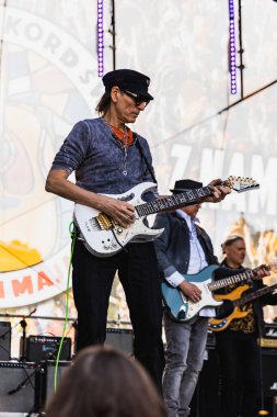 Wroclaw, Polonya - Mayıs 12023: Gitarist Steve Vai 'nin canlı performansı Gitar Guinness Dünya Rekoru 2023' te rekor 7967 gitarla pazar meydanında yenildi