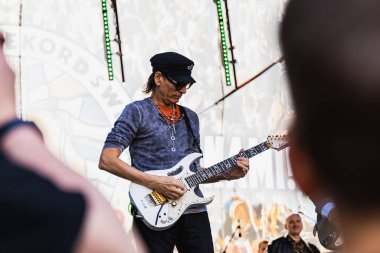 Wroclaw, Polonya - Mayıs 12023: Gitarist Steve Vai 'nin canlı performansı Gitar Guinness Dünya Rekoru 2023' te rekor 7967 gitarla pazar meydanında yenildi