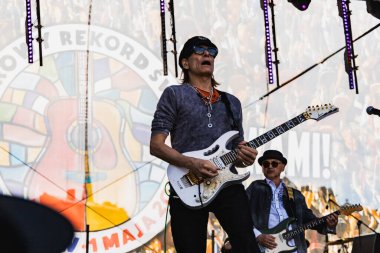 Wroclaw, Polonya - Mayıs 12023: Gitarist Steve Vai 'nin canlı performansı Gitar Guinness Dünya Rekoru 2023' te rekor 7967 gitarla pazar meydanında yenildi