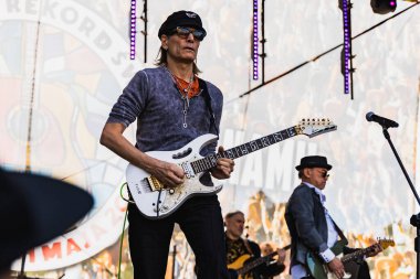 Wroclaw, Polonya - Mayıs 12023: Gitarist Steve Vai 'nin canlı performansı Gitar Guinness Dünya Rekoru 2023' te rekor 7967 gitarla pazar meydanında yenildi