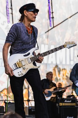 Wroclaw, Polonya - Mayıs 12023: Gitarist Steve Vai 'nin canlı performansı Gitar Guinness Dünya Rekoru 2023' te rekor 7967 gitarla pazar meydanında yenildi