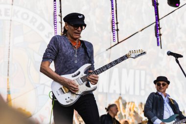 Wroclaw, Polonya - Mayıs 12023: Gitarist Steve Vai 'nin canlı performansı Gitar Guinness Dünya Rekoru 2023' te rekor 7967 gitarla pazar meydanında yenildi