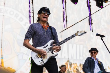 Wroclaw, Polonya - Mayıs 12023: Gitarist Steve Vai 'nin canlı performansı Gitar Guinness Dünya Rekoru 2023' te rekor 7967 gitarla pazar meydanında yenildi