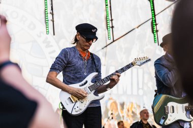Wroclaw, Polonya - Mayıs 12023: Gitarist Steve Vai 'nin canlı performansı Gitar Guinness Dünya Rekoru 2023' te rekor 7967 gitarla pazar meydanında yenildi