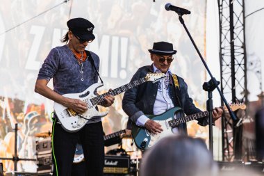 Wroclaw, Polonya - Mayıs 12023: Gitarist Steve Vai 'nin canlı performansı Gitar Guinness Dünya Rekoru 2023' te rekor 7967 gitarla pazar meydanında yenildi