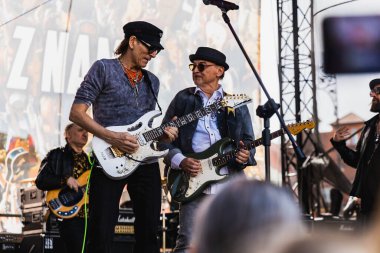 Wroclaw, Polonya - Mayıs 12023: Gitarist Steve Vai 'nin canlı performansı Gitar Guinness Dünya Rekoru 2023' te rekor 7967 gitarla pazar meydanında yenildi
