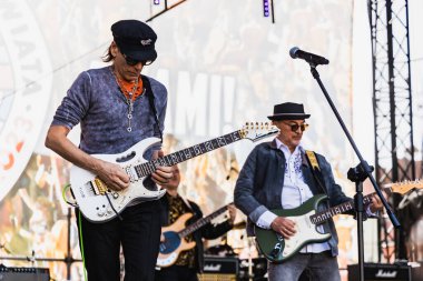 Wroclaw, Polonya - Mayıs 12023: Gitarist Steve Vai 'nin canlı performansı Gitar Guinness Dünya Rekoru 2023' te rekor 7967 gitarla pazar meydanında yenildi
