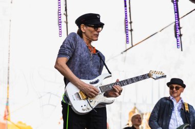 Wroclaw, Polonya - Mayıs 12023: Gitarist Steve Vai 'nin canlı performansı Gitar Guinness Dünya Rekoru 2023' te rekor 7967 gitarla pazar meydanında yenildi