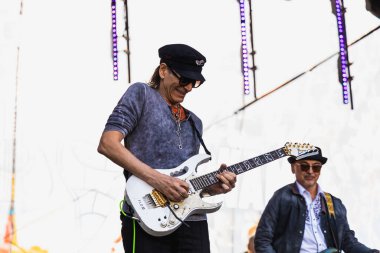 Wroclaw, Polonya - Mayıs 12023: Gitarist Steve Vai 'nin canlı performansı Gitar Guinness Dünya Rekoru 2023' te rekor 7967 gitarla pazar meydanında yenildi